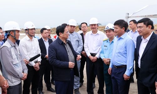 Thủ tướng kiểm tra công trường mở rộng sân bay Điện Biên và một số công trình trọng điểm