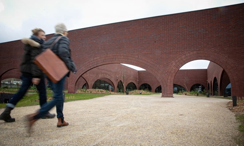 Vốn hóa thị trường vượt mốc 200 tỷ euro, Hermès mở thêm xưởng túi xách