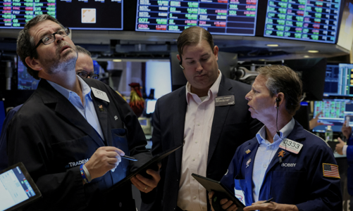 Chứng khoán Mỹ lình xình, giá dầu sụt 2% vì nỗi lo lãi suất tăng