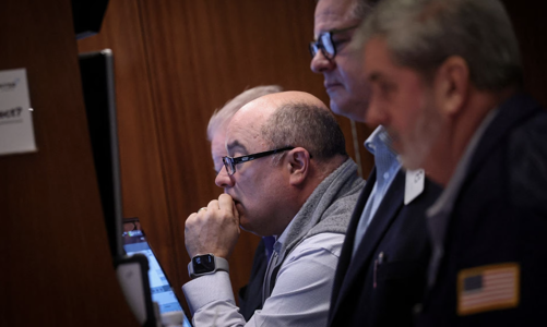 Chứng khoán Mỹ tụt điểm vì cổ phiếu Tesla, giá dầu “bay” thêm 2%