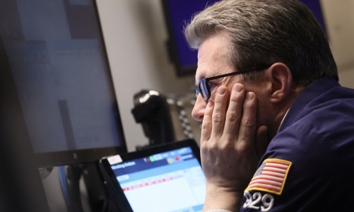 Chứng khoán Mỹ “dùng dằng” trong lúc chờ các báo cáo quan trọng, giá dầu tăng hơn 1%