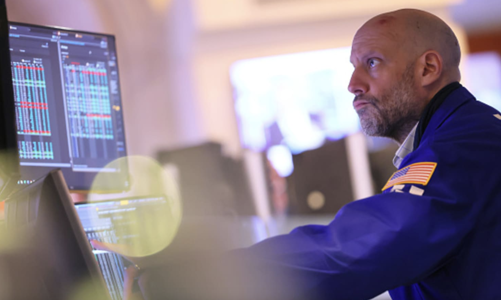 Dow Jones “bốc hơi” hơn 300 điểm vì nỗi lo khủng hoảng ngân hàng, giá dầu lao dốc hơn 5%