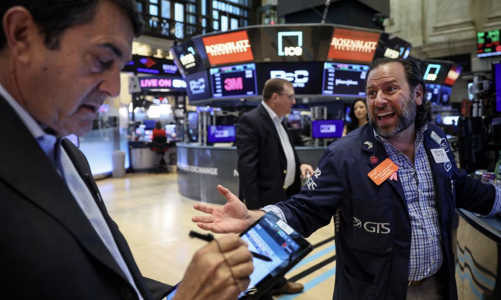 Chứng khoán Mỹ sụt mạnh sau khi Fed nâng lãi suất lần thứ 10, giá dầu “bay” hơn 4%