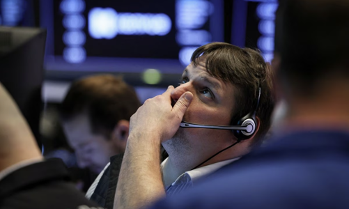 Chứng khoán Mỹ giảm điểm trong lúc chờ đàm phán trần nợ, giá dầu đi lên