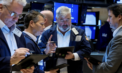 Chứng khoán Mỹ giảm điểm sau số liệu kinh tế gây thất vọng, dầu thô cũng tụt giá