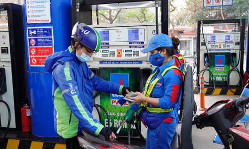 Giá xăng dầu bật tăng theo đà thế giới