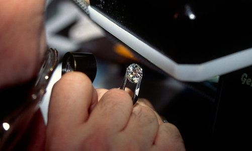 AI được tận dụng để phân loại kim cương như thế nào?