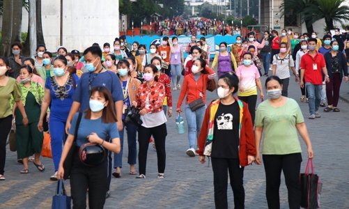 Lương không đủ sống, công nhân mất việc chỉ có cách về quê 