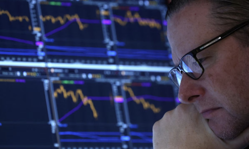 Chứng khoán Mỹ chững lại trong lúc thoả thuận trần nợ gặp trở ngại, giá dầu lao dốc 4%