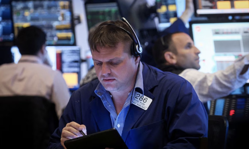 Chứng khoán Mỹ giảm điểm khi nhà đầu tư băn khoăn về lãi suất Fed, giá dầu tăng sau động thái của Saudi Arabia