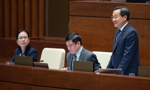 Quốc hội chất vấn Phó Thủ tướng về rủi ro do sở hữu chéo trong hệ thống tài chính, ngân hàng