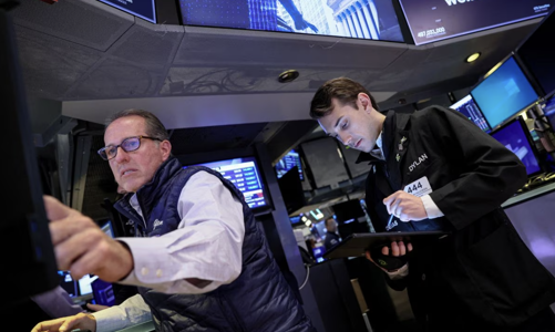 Chứng khoán Mỹ lưỡng lự, dầu thô tụt giá sau quyết định lãi suất của Fed