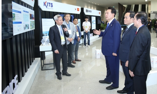 Tổng thống Hàn Quốc thăm Trung tâm Nghiên cứu và Phát triển tại Hà Nội của Samsung