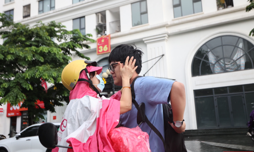 [Phóng sự ảnh]: Phụ huynh và thí sinh hồi hộp trong ngày thi đầu tiên tốt nghiệp THPT 2023