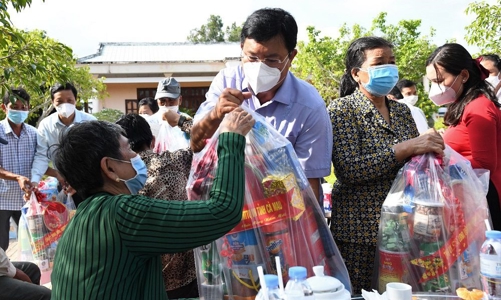 Không để xảy ra tiêu cực trong tặng quà cho người có công dịp 27/7