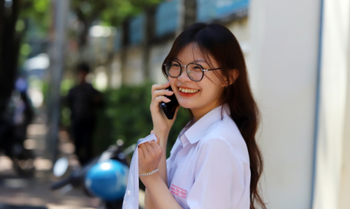 Thi tốt nghiệp THPT: Trường đánh trống sớm 5 phút, thí sinh được bù giờ