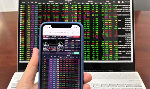 Thanh khoản thị trường cổ phiếu trên HOSE lập đỉnh trong 6 tháng đầu năm 2023