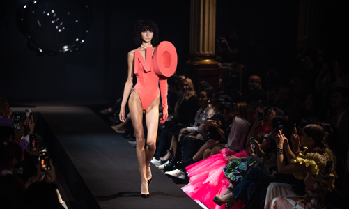 Xu hướng đồ bơi siêu thực trong mùa hè nóng nhất lịch sử