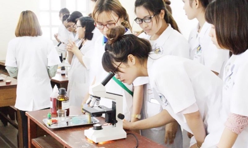 Điểm sàn xét tuyển nhóm ngành sức khỏe cao nhất 22,5 điểm
