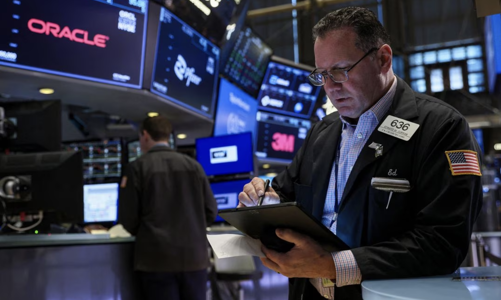 Dow Jones tăng phiên thứ 13 liên tiếp dù Fed nâng lãi suất, giá dầu giảm 1%