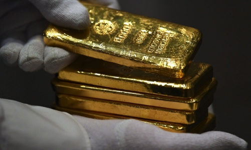 Vàng tăng giá do đồng USD trượt dốc bất chấp Fed tăng lãi suất