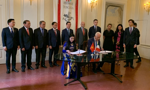 Vĩnh Phúc ký MOU với Vùng Toscana và trao giấy chứng nhận đầu tư mở rộng cho Piaggio