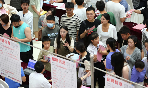 Câu chuyện 1/5 lao động trẻ thất nghiệp ở Trung Quốc