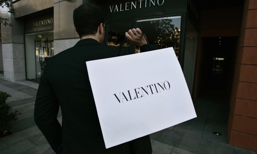 Doanh số bán hàng tụt dốc, Kering mua 30% cổ phần của Valentino