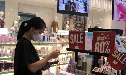 Hàng hiệu thời trang “nhập cuộc” giảm giá hưởng ứng Shopping Season 2023