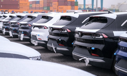 Vốn hoá VinFast vượt cả Mercedes-Benz