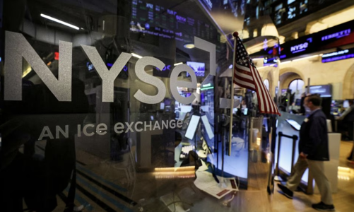 Chứng khoán Mỹ trượt dốc sau biên bản cuộc họp Fed, giá dầu tiếp tục giảm mạnh