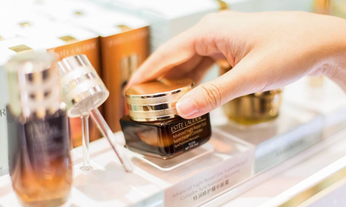 Bán lẻ du lịch châu Á gây ảnh hưởng tới lợi nhuận của thương hiệu làm đẹp