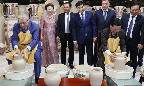 Chủ tịch nước Võ Văn Thưởng và Tổng thống Cộng hòa Kazakhstan tham quan Làng gốm Chu Đậu