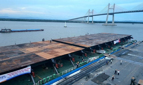 Hải Phòng: Vận chuyển, hạ thủy thành công 2 cấu kiện thép có kích thước và trọng lượng lớn nặng 1.873 tấn