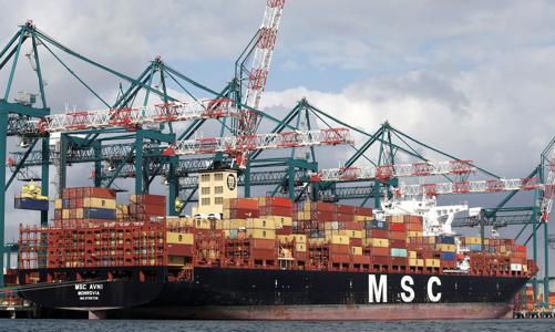 Thương mại toàn cầu sụt giảm, tàu container rỗng vật vờ ngoài khơi