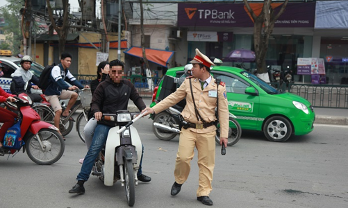 Cử tri kiến nghị bỏ xử phạt người tham gia giao thông khi không mua bảo hiểm xe máy