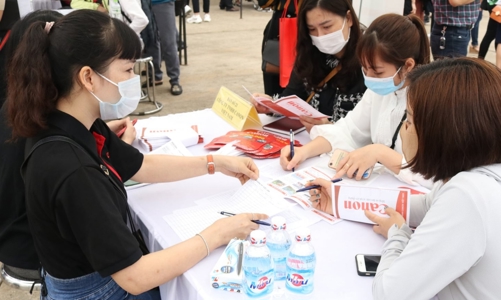 Hỗ trợ lao động mất việc, không chỉ cần trợ cấp tiền