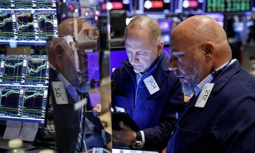 Chứng khoán Mỹ tụt điểm vì cổ phiếu công nghệ, giá dầu lên cao nhất 10 tháng