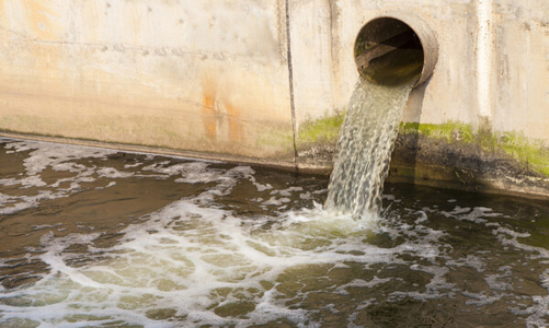 Mặt trái của phát triển kinh tế là để lại lượng nước thải lớn 