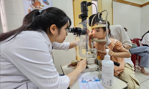 Bệnh đau mắt đỏ dễ thành dịch: Bộ Y tế khuyến cáo cách phòng chống 