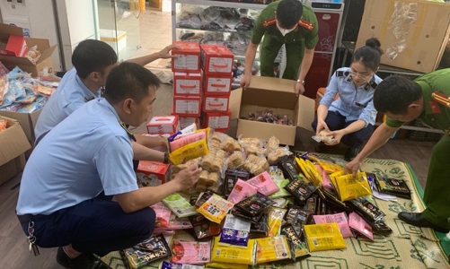 Nghệ An phát hiện số lượng lớn bánh kẹo, đồ chơi trẻ em không rõ nguồn gốc