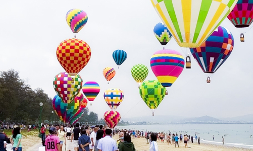 Hải Phòng khai hội khinh khí cầu và chọi trâu Đồ Sơn