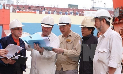 Thống nhất đầu mối tuyển dụng, cấp giấy phép và quản lý người lao động nước ngoài tại Việt Nam