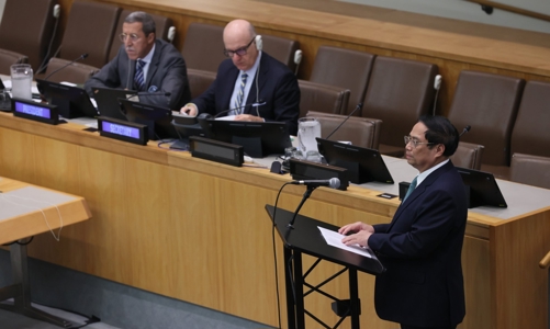 Thủ tướng: Bảo vệ sức khỏe, tính mạng của người dân là trên hết, trước hết để phát triển bền vững