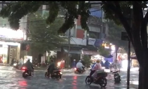 Mưa lớn trên diện rộng, gây ngập nặng đường phố một số tỉnh miền Trung