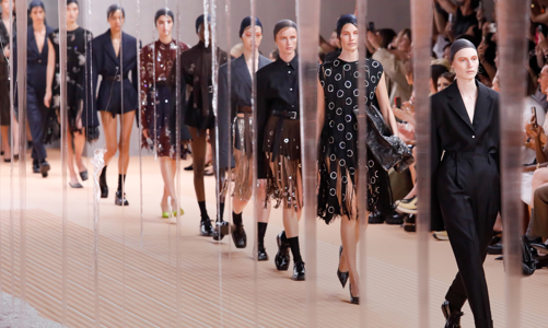 Prada năm 2024 nhắm thẳng đến người tiêu dùng thế hệ Z