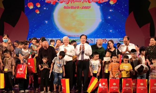 10.000 phần quà tặng trẻ em khuyết tật trên cả nước