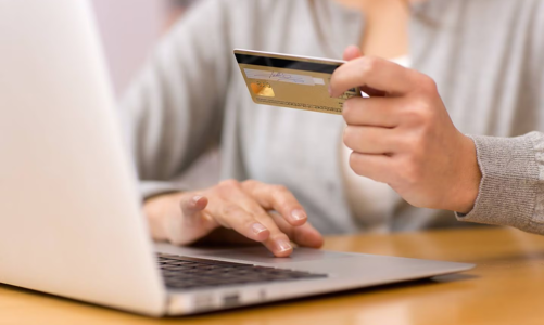 Mùa mua sắm cuối năm: Cuộc đua bán hàng giảm giá của thương mại điện tử