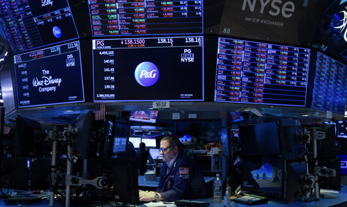 Chứng khoán Mỹ “xanh” nhẹ, giá dầu trượt khỏi đỉnh vì nỗi lo lãi suất