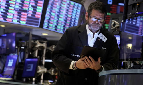 Chứng khoán Mỹ đuối sức trong lúc chờ báo cáo việc làm, giá dầu tiếp tục lao dốc